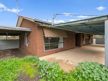 Exceptional Lifestyle Property with Development Potential on the Edge of Town