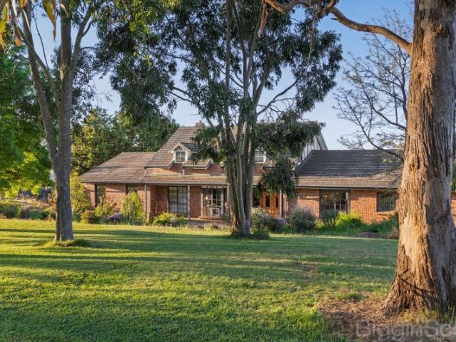 Exceptional Lifestyle Property with Equestrian Facilities and Dual Accommodation