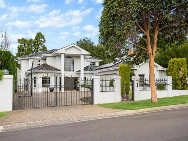 Exceptional Living in one of Lockley's finest Avenues!