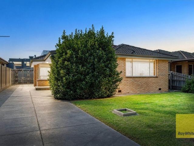 Exceptional Location, LITERALLY A STONE THROW TO THOMASTOWN TRAIN STATION