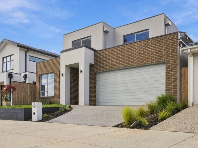 Exceptional luxury near new living home in Officer