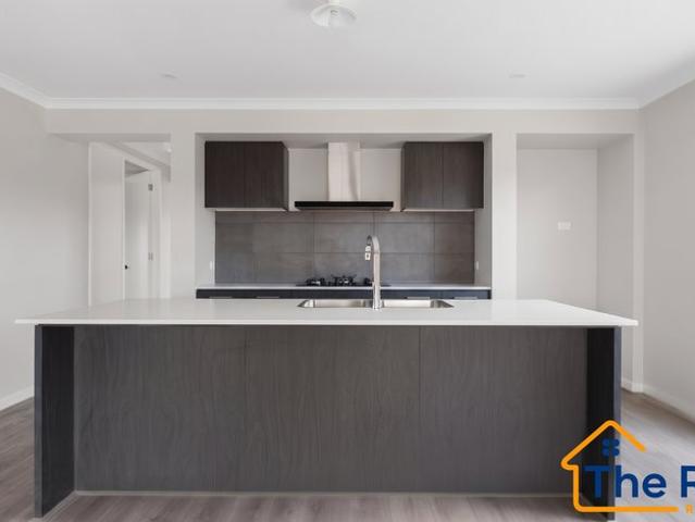 Exceptional Modern Family Haven in Thriving Bonshaw!
