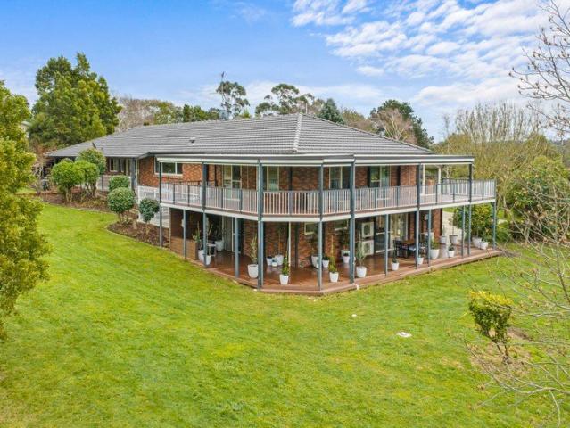Exceptional Multi Generational Living on 6,320m² in the Heart of Gordon