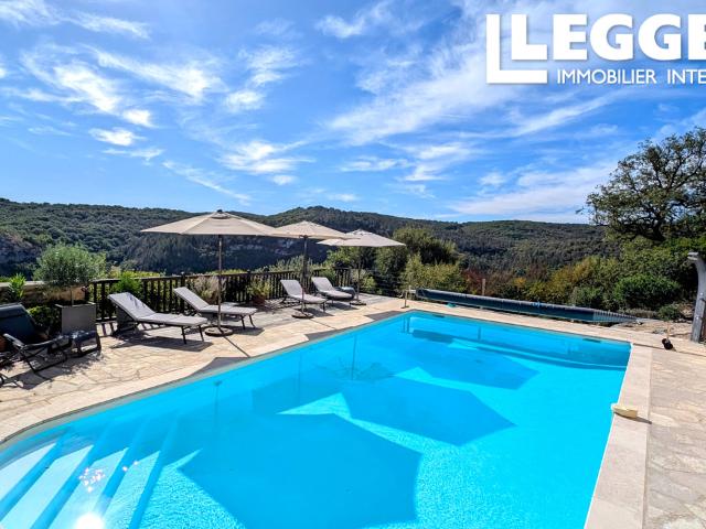 Propriété d'exception 2 maisons, piscine, 13,4 ha bois/prairies avec vues panoramiques sur la vallée du Célé