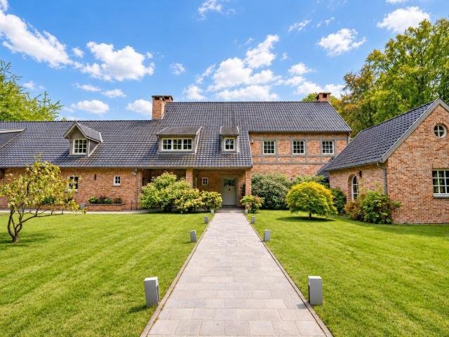 Exceptional property, Bercuit, 5 beds + pro area