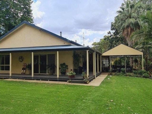 Exceptional property on 5 acres with absolute water frontage