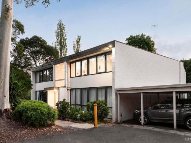 Exceptional privacy in a botanic garden enclave