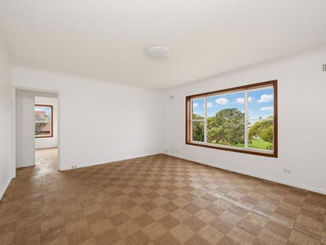 Exceptional Renovation Potential In A Parkside, Coastal Setting