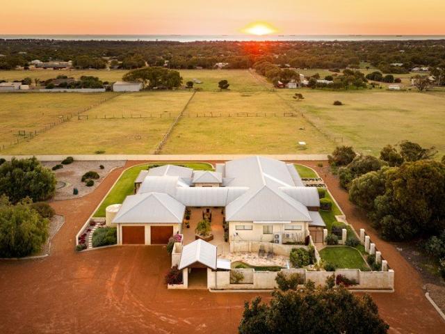 Exceptional semi rural Living: Panoramic Views & Ultimate Lifestyle