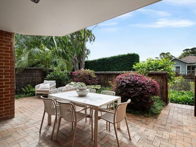 Exceptional security apartment with a sunlit courtyard in a premier tranquil central lifestyle address