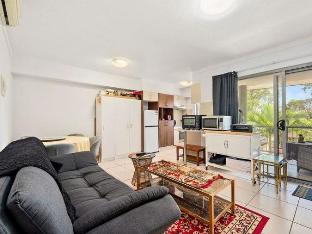 EXCEPTIONAL SOUTHPORT CONVENIENCE | HIGHLY SOUGHT AFTER LOCATION |