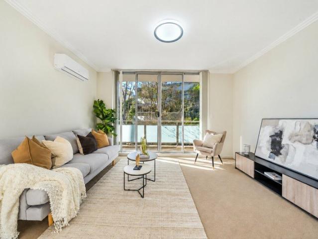 EXCEPTIONAL SPACE, SUN FILLED INTERIORS & A STUNNING LAKESIDE SETTING