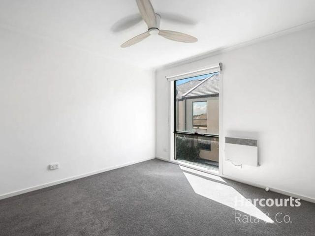 Exceptional Street Frontage Townhouse!