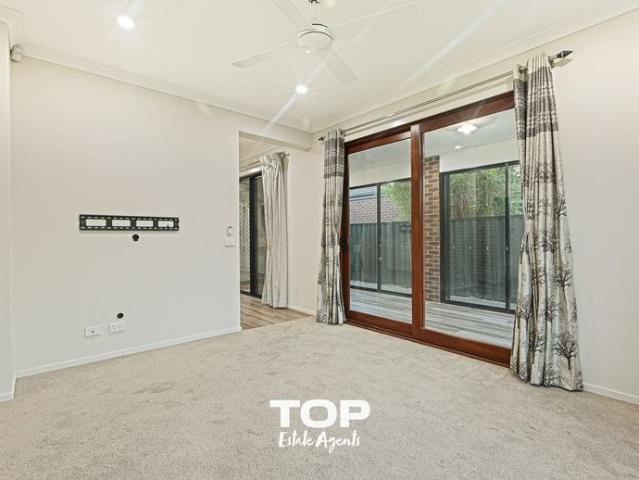 Exceptionally maintained four bedroom residence suitable for families!