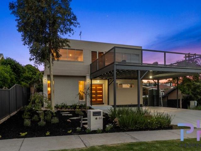 EXCEPTIONALLY DESIGNED MODERN LIVING WITH SWEEPING VIEWS ACCROSS BENDIGO
