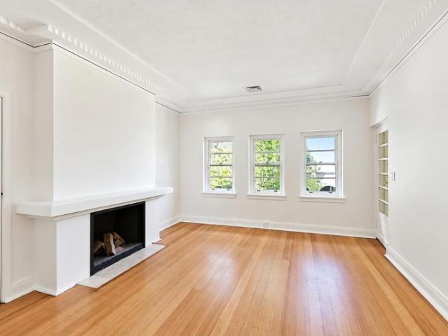 EXCEPTIONALLY LARGE 1ST FLOOR APARTMENT WALK TO THE VILLAGE