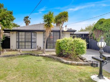 Exceptionally spacious and tastefully refurbished residence in quiet court location