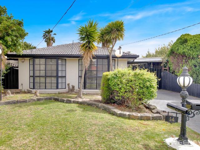 Exceptionally spacious and tastefully refurbished residence in quiet court location