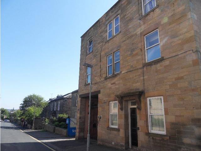 Exceptionally spacious and well presented 2 bedroom first floor flat in a historic converted building. Presented to the market unfurnished