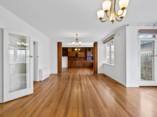 Exceptionally Spacious 1960s Classic in Boutique Block