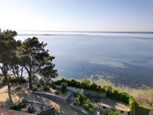 Exceptionnel, 1ère ligne lagune de Thau, propriété sur 2735m. 493m² Sète