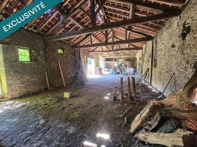 Exceptionnel corps de ferme en nue propriété avec terres et points d'eau
