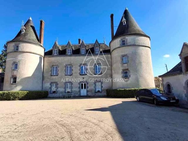 Exceptionnel château XV XVI et XIXe avec son hameau et ses 108 hectares avec possibilité d’acheter 200ha attenants supplémentaires