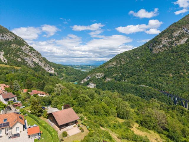 EXCEPTIONNEL A LONGERAY LEAZ 01200 CHALET T5, AVEC VUE ET TERRAIN 2170m2
