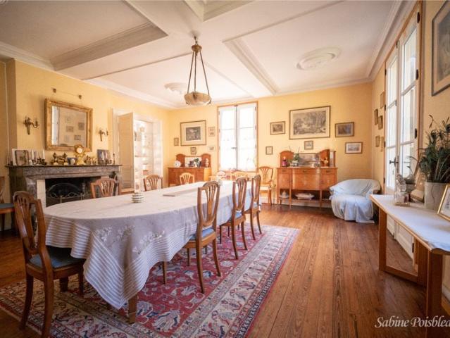 Exceptionnel au coeur de Saumur et des bords de loire une de. 375m² Saumur