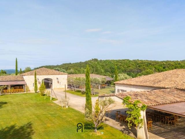 Exceptionnel domaine de 28 hectares situé en position dominante entre l'Uzège et la Vallée de la Cèze