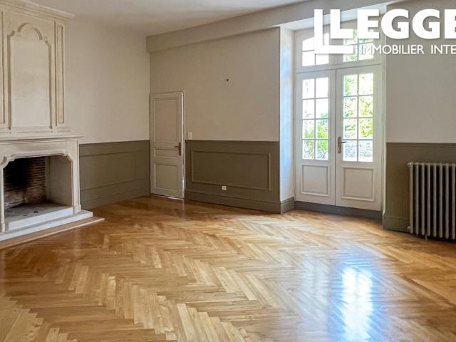 Exceptionnel logis du XVIIIᵉ siècle avec piscine, pigeonnier et 3,5 hectares de parc et de bois