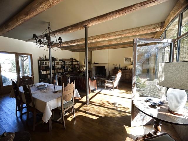 Mas de 215m2 restauré avec terrain et piscine. 215m² Saint Quentin la Poterie