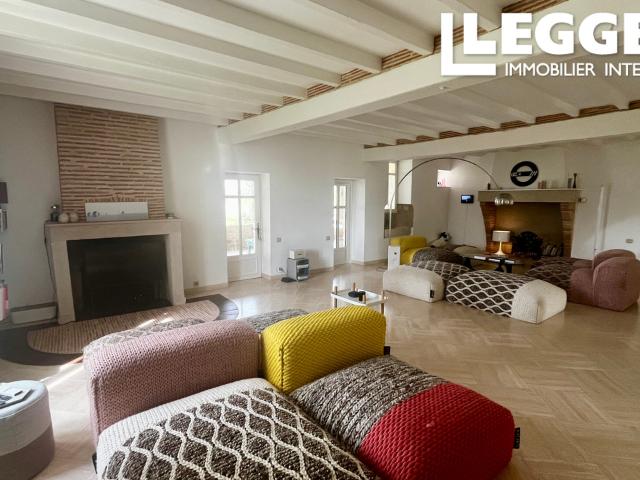 Exceptionnelle maison de campagne de 6 chambres à coucher, pleine de caractère, avec piscine et vue imprenable