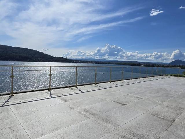 Exceptionnelle pour sa localisation en face du lac d'Annecy. 375m² Veyrier du Lac