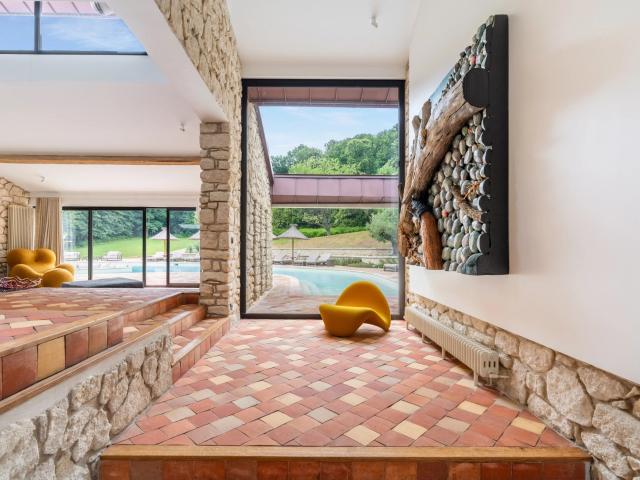 Exceptionnelle propriété en pierres avec dépendance et pisci. 669m² Milon la Chapelle