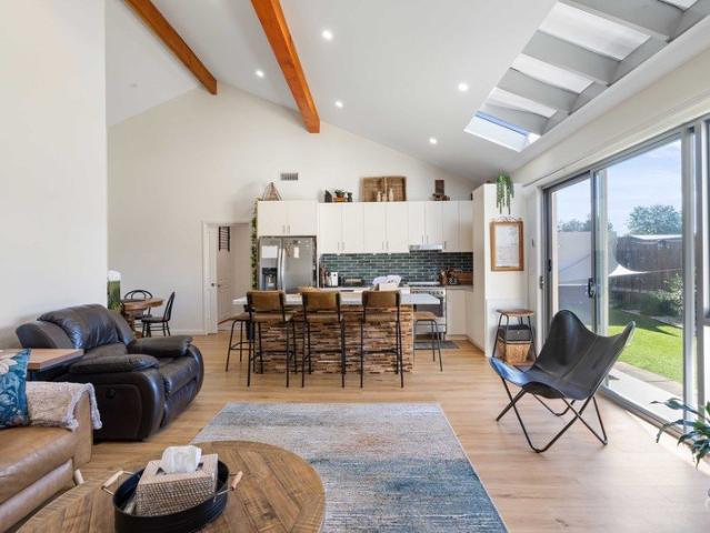 Executive living luxury villa in central location