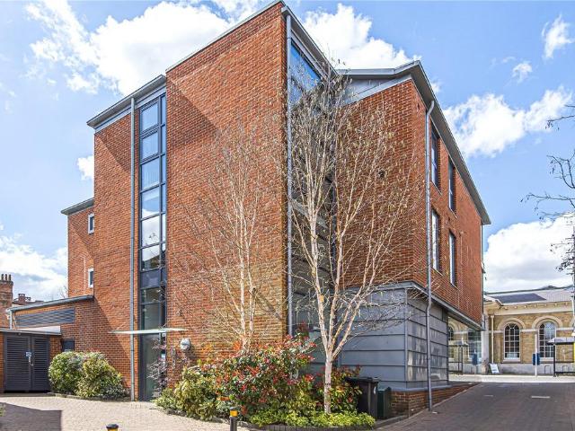 Exchange Square, Winchester. 2 bed apartment to rent £2,000 pcm £462 pw