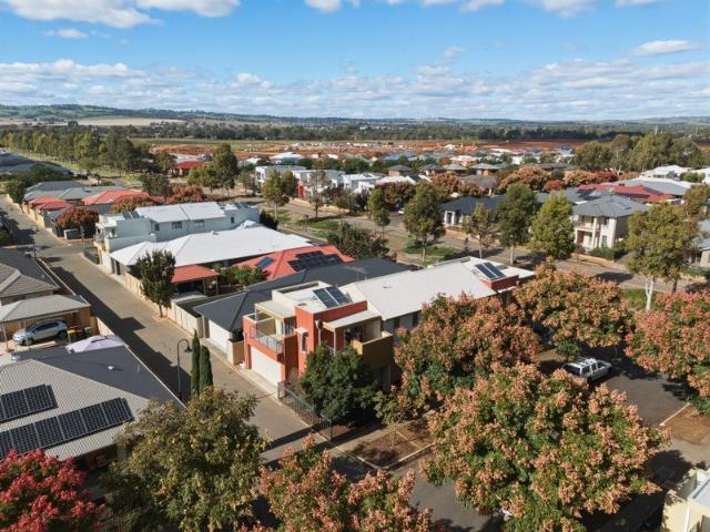 Exciting townhouse offering a great lifestyle or ideal investment!