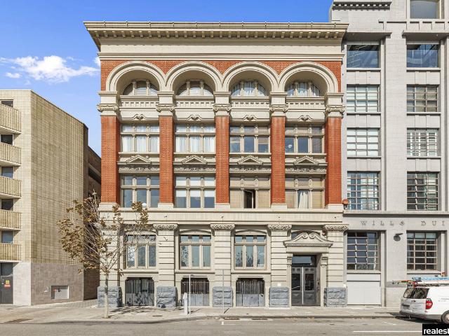 EXCITING NEW YORK STYLE APARTMENT!