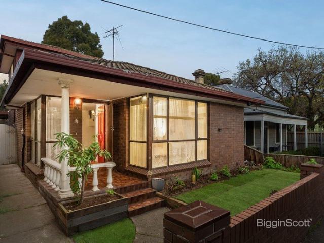 EXCITING OPPORTUNITY IN QUIET RIVERSIDE POCKET