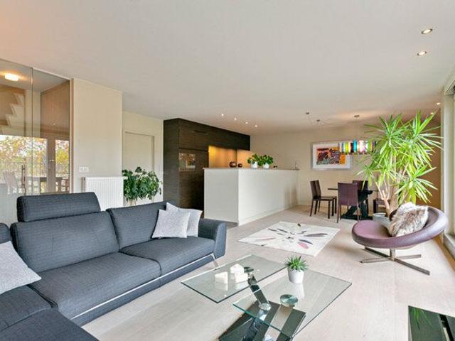 Exclusief duplex appartement met 3 slk en riant terras op.