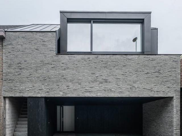 Exclusief strak nieuwbouwappartement met carport en groot te