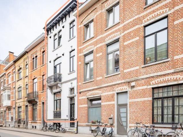 Exclusief triplexappartement met 4 slaapkamers in gerenov.