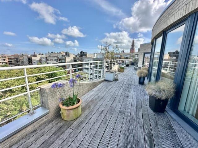 Exclusieve penthouse met 2 slaapkamers, royaal zonneterra.