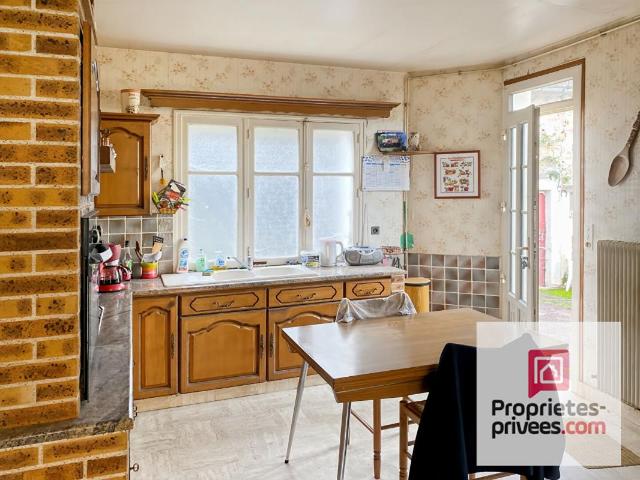VIEUX CHATEAU à vendre deux maisons à rénover avec grand terrain et double cour, et dépendances