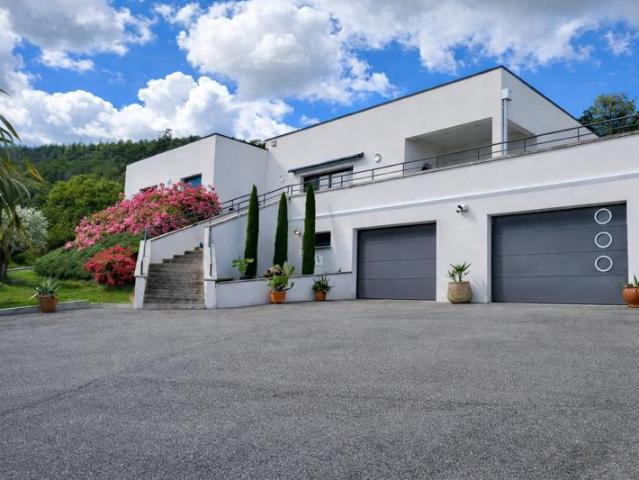 Exclusif à vendre dans un quartier résidentiel recherché, à
