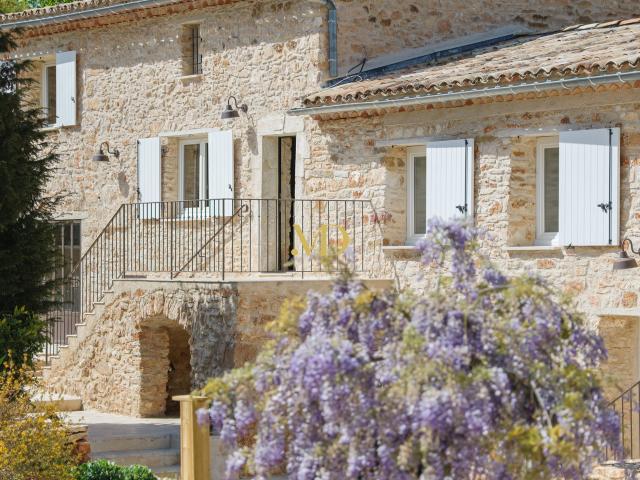 EXCLUSIF Ferme en pierre rénovée et ses dépendances, au cœ. 290m² Simiane la Rotonde