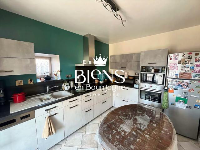 EXCLUSIF LA ROCHEPOT, ensemble immobilier offrant un fort po. 488m² Nolay