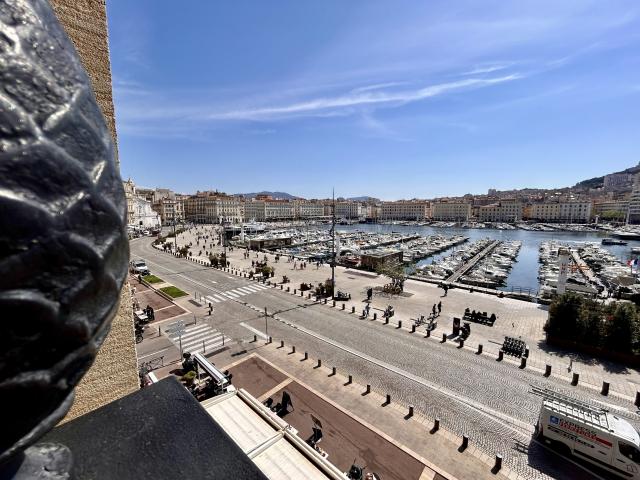 EXCLUSIF: MAGNIFIQUE T2 'POUILLON' sur VIEUX PORT ET BONNE MERE