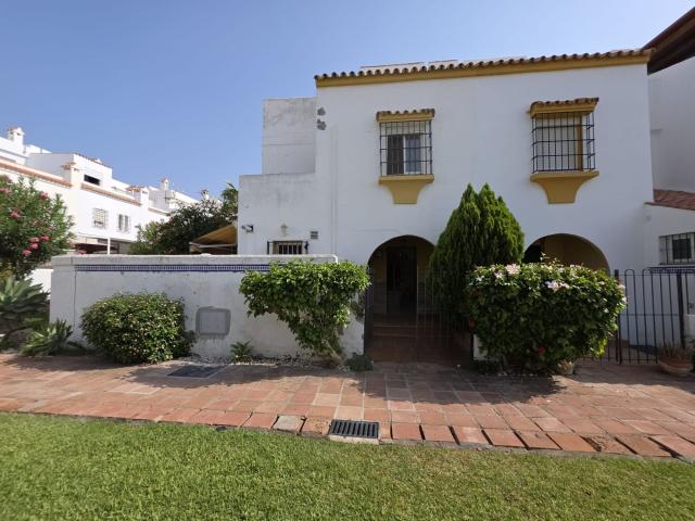 Exclusivo chalet adosado de esquina en venta en Marina de Ca. 260m² Casares